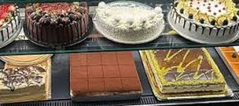 Baklava und Schnitten in der Dessertvitrine