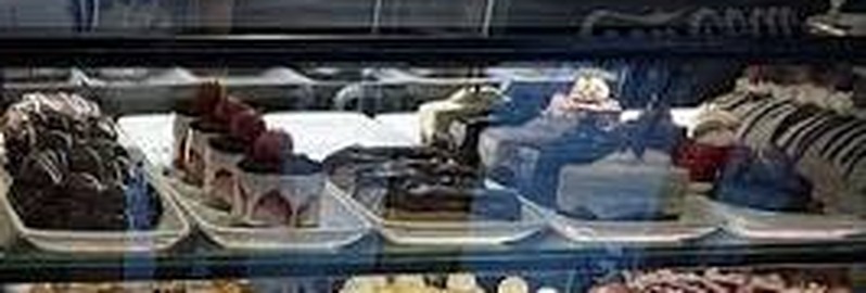 Kuchenauswahl im oberen Regal der Vitrine