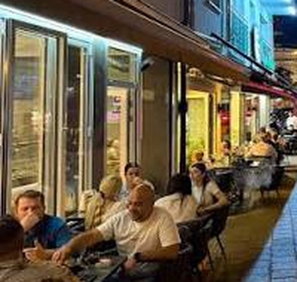 Beleuchteter Eingangsbereich des Cafés FranKonya