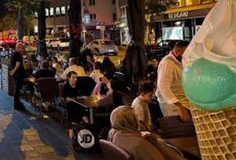 Gäste auf der Terrasse vor dem Café