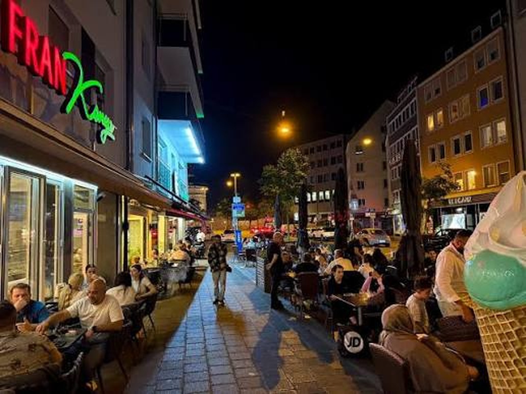 Café FranKonya am Abend mit Außenplätzen in der Gostenhofer Hauptstraße