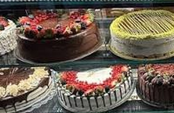 Obsttorten mit Erdbeeren und Beeren in der Vitrine