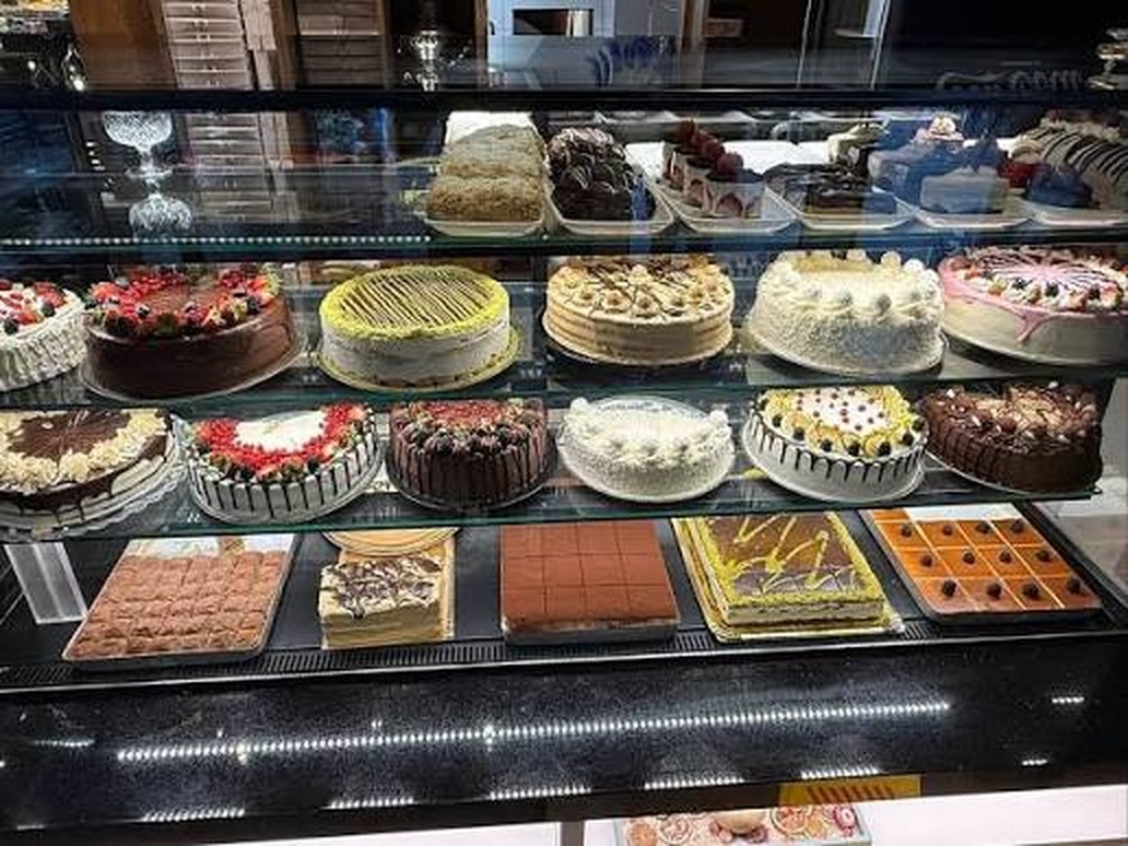 Torten-, Kuchen- und Baklava-Vitrine im Café FranKonya in Nürnberg
