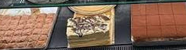 Baklava und Schnitten auf Blechen in der Vitrine